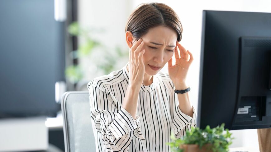 気圧の変化による頭痛やだるさ。体調不良になってしまうメカニズムと、今日からできる対策を紹介します（写真：C-geo／PIXTA）