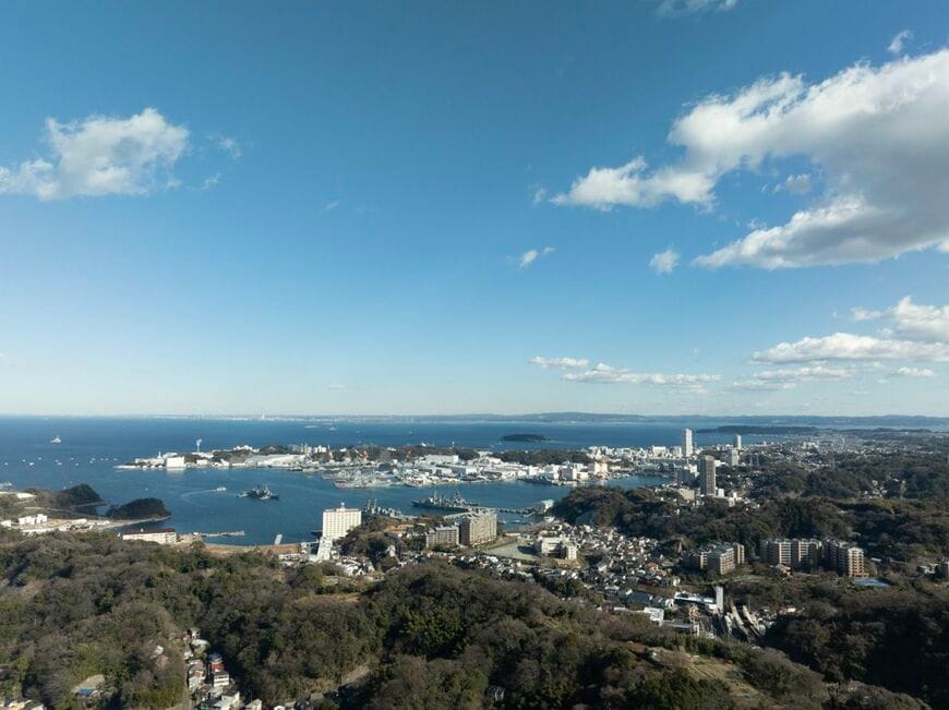 現地からの眺望。眼下に海が見えて好天の日は気持ちが良い。時には汽笛などが聞こえることも（写真：エンジョイワークス提供）