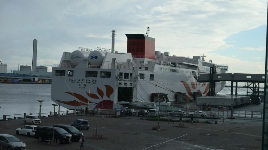 大阪～別府間に就航する「さんふらわあ むらさき」（筆者撮影） 