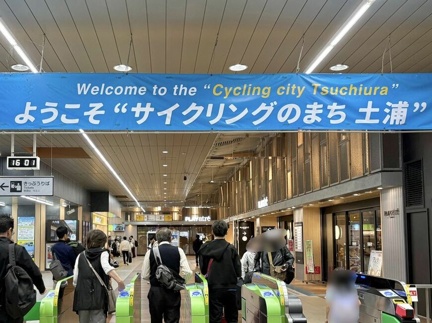 改札を出た瞬間から「サイクリングのまち」を押し出している（写真：筆者撮影／敷地外からズーム機能を使用して撮影）