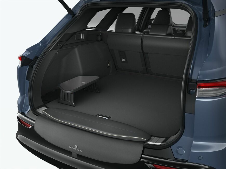 ラージサイズゆえ荷室空間は広い（写真：トヨタ自動車）