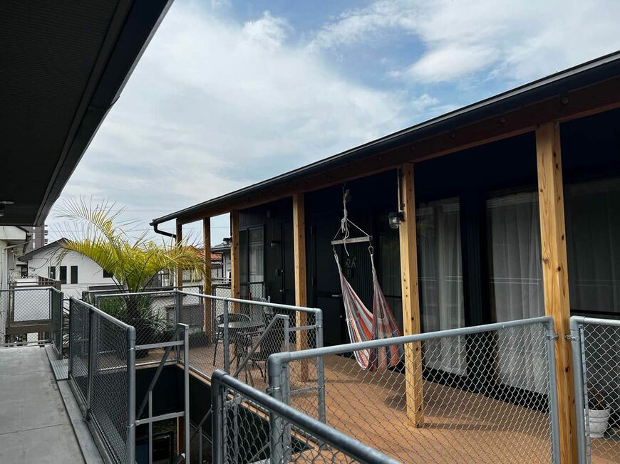 住居棟とカフェの入る棟の2階部分をつなぐ回遊デッキ。住人同士が談笑することも（写真提供：株式会社BAKERU）