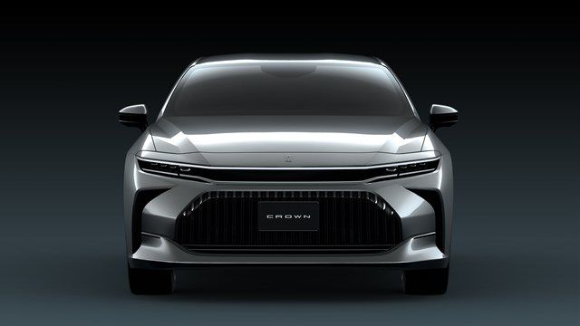 クラウン（クロスオーバー）発表時に公開されたクラウン（セダン）（写真：トヨタ自動車）