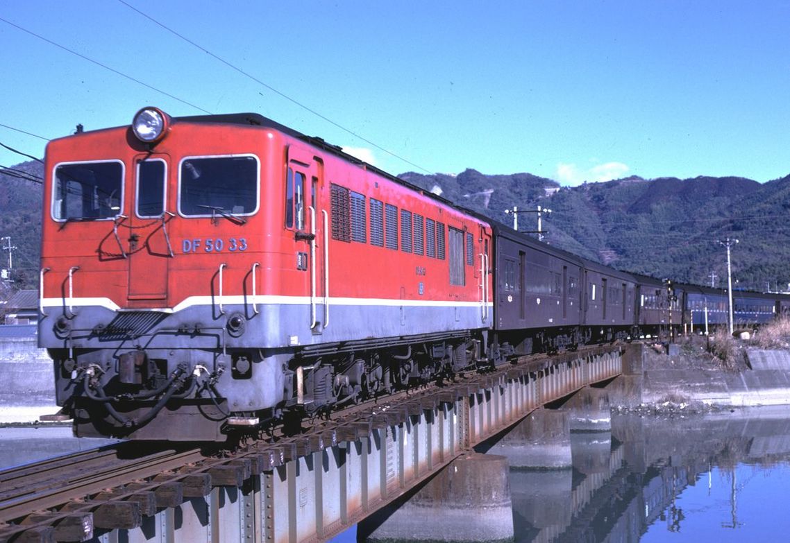 土讃線を走るDF50牽引の列車
