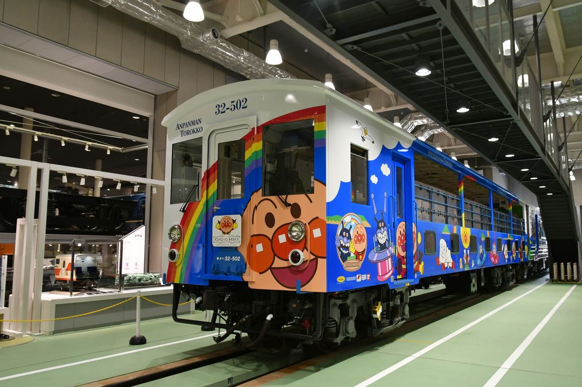 京都鉄道博物館に入線した「アンパンマントロッコ」車両