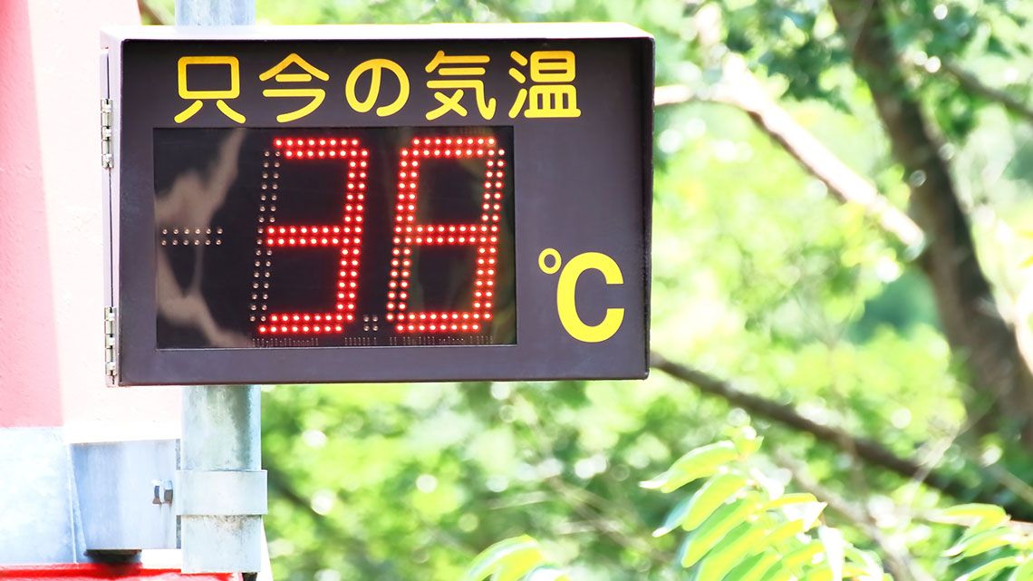 猛暑の日の温度計
