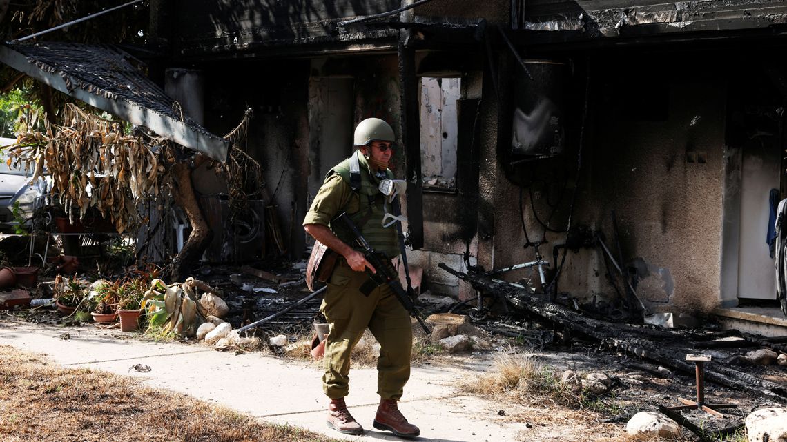 焼け跡を歩くイスラエル軍兵士