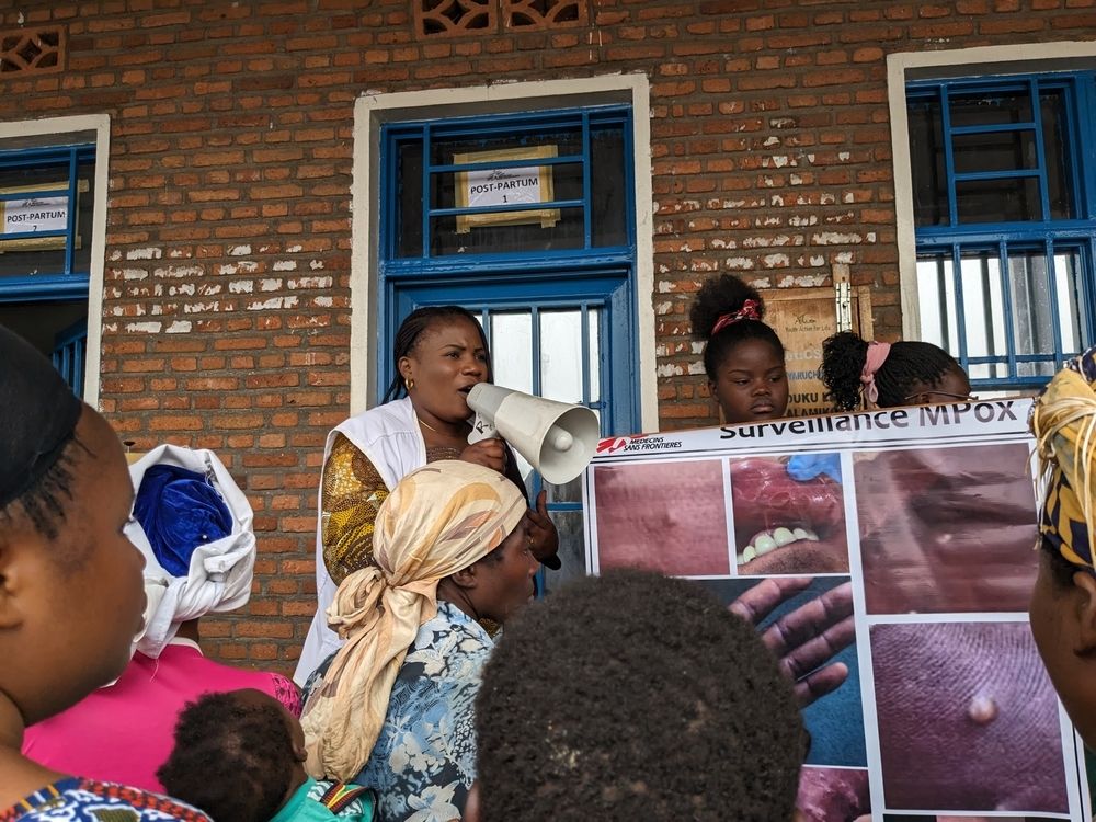 コンゴで住民に向けてエムポックスの啓発活動に取り組むMSFスタッフ（写真：©MSF）