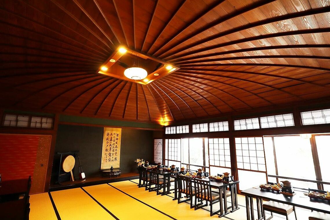 「傘天井」と呼ばれる珍しい構造をした、福井県勝山市「花月楼」（写真：恵 知仁）