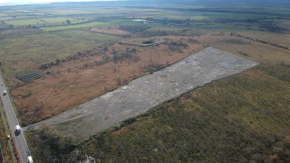 環境省釧路湿原野生生物保護センターから200m南の北斗地区で進められているメガソーラー建設の現場。工事は一時停止されている（写真：近隣の土地管理者がドローンを使って撮影）