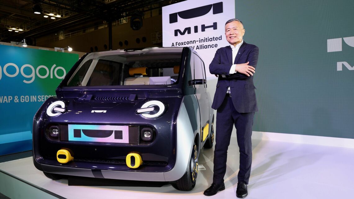MIHコンソーシアムは「ジャパンモビリティショー」に出展。3人乗りのコンセプトEV「プロジェクトX」などを発表した。車の横に立つのはMIHコンソーシアムCEOのジャック・チェン氏(撮影:尾形文繁)