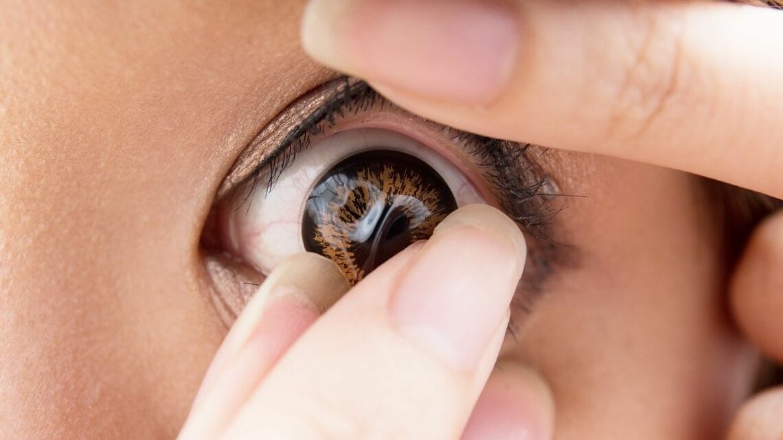 コンタクトレンズの「知られざる一面」について紹介します（写真：zon／PIXTA）