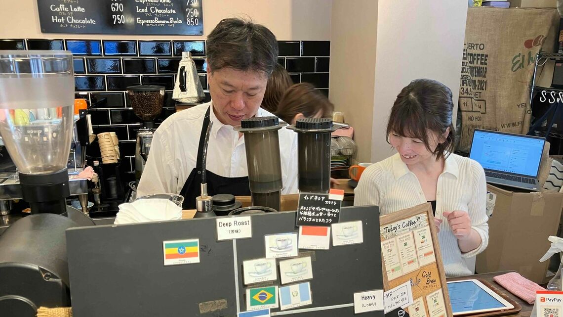 東京・蔵前駅から徒歩数分の「コフィノワ」のオーナーの高橋史郎氏は、会社員時代に結婚した妻と店に立つ。店名にはコーヒー生産者と消費者をつなぐ“コーヒーの輪”と、NOVA=新しさから“新たなコーヒーの素晴らしさを提供したい”思いを込めた(筆者撮影)