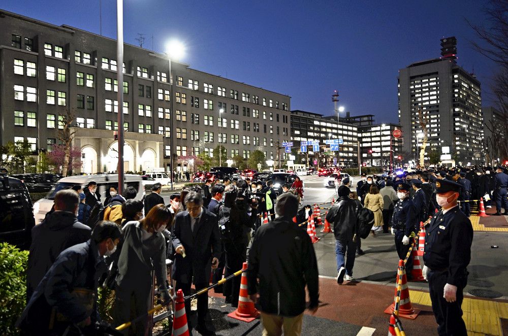 騒然とする立花孝志氏が襲われた現場付近。左奥は財務省（14日午後6時17分､東京都千代田区で）＝武藤要撮影