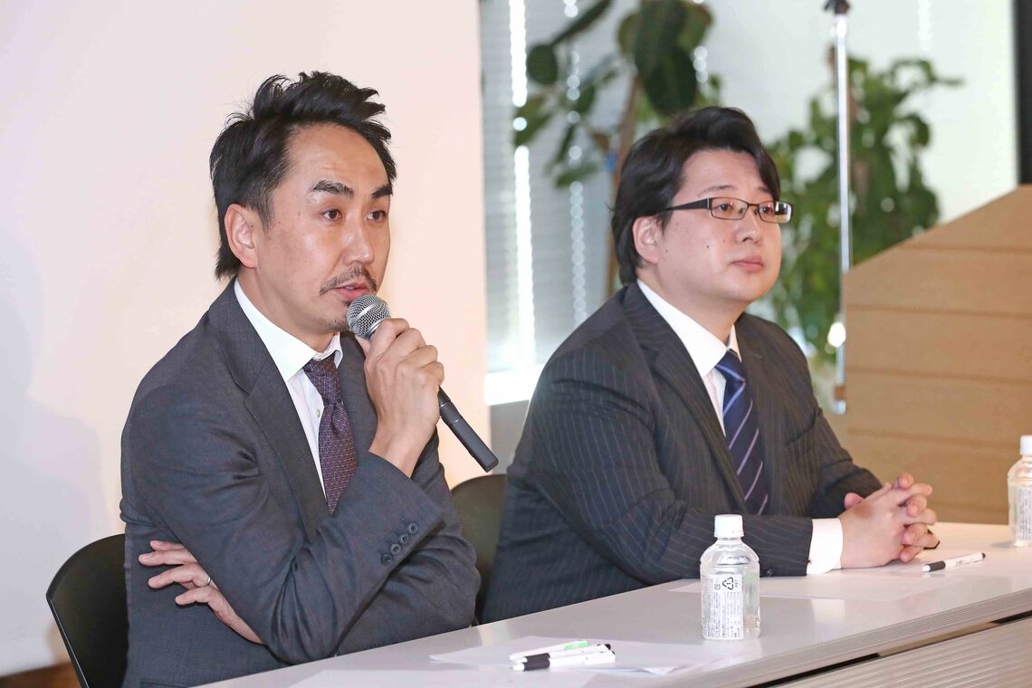 出澤剛社長（左）は今期もゲームを10本強投入すると宣言した。右は舛田淳CSMO（撮影:尾形文繁）