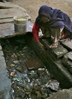 ドブに漏れ出す水道水も住民はすくって使う。