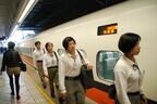 終着駅から清掃スタッフが乗り込む