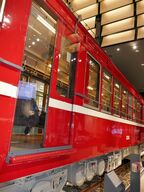 スイッチを押してデハ230形の扉を開ける体験ができる