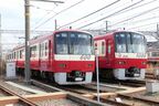 先輩車両の600形（左）と1000形アルミ車