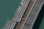 タンカーがぶつかって破損した連絡橋