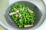 ザルで水気を切る