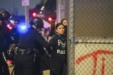 LAでの反ICEデモ。警察官がデモ参加者を拘束した（写真：Katie McTiernan／Getty Images） 