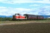 樽見鉄道のTDE10形が牽引する旧型客車の列車。客車は1988年、茶色に赤帯のレトロ塗装に塗り替えられた（撮影：南正時）