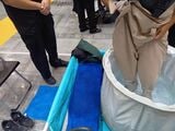 バケツに足を突っ込む参加者（著者撮影）