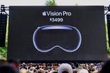 WWDC23で発表された「Apple Vision Pro」。3499ドルという価格はすぐに普及するとは考えにくいが、今後は価格低下が見込まれ、ゆっくりとしたペースでの普及が予測できる（筆者撮影）