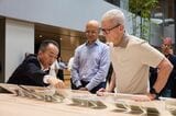 京セラがステップ・バイ・ステップで紹介したセラミック基板の製造プロセスに興味を示すクックCEO。1600度の熱で焼成する話に興味が湧いたようで「ぜひ、今度工場見学に行きたい」と話していた（写真：アップル）