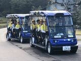 ゴルフカートを流用した永平寺町の自動運転車両。小学生による視察の模様（筆者撮影）