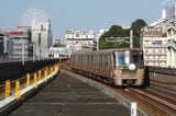 横浜市営地下鉄のセンター南駅から見たセンター北駅方面。左にボッシュの新社屋（鉄道敷地内は交通局の許可を得て筆者撮影）