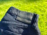 ジーンズは、天然の藍やインディゴで染められている（筆者撮影）