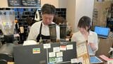 東京・蔵前駅から徒歩数分の「コフィノワ」のオーナーの高橋史郎氏は、会社員時代に結婚した妻と店に立つ。店名にはコーヒー生産者と消費者をつなぐ“コーヒーの輪”と、NOVA＝新しさから“新たなコーヒーの素晴らしさを提供したい”思いを込めた（筆者撮影）