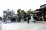 湊川神社正面の真横には……（記者撮影）