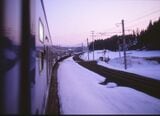 夜明けの奥羽本線を走る「あけぼの」の車窓（撮影：南正時）
