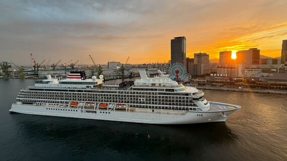 神戸から出航する「飛鳥Ⅲ」