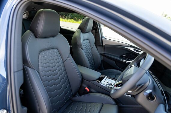 A6アバントe-tronの運転席および助手席