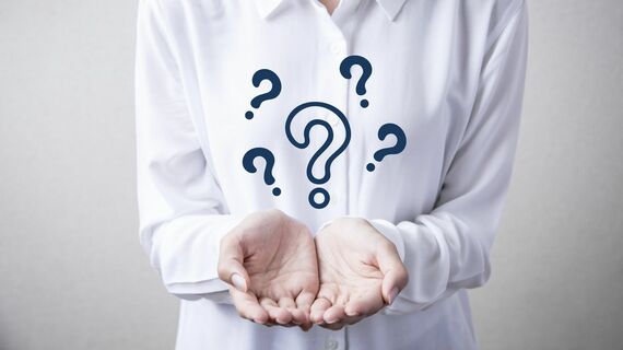 クエスチョンマークを持った女性