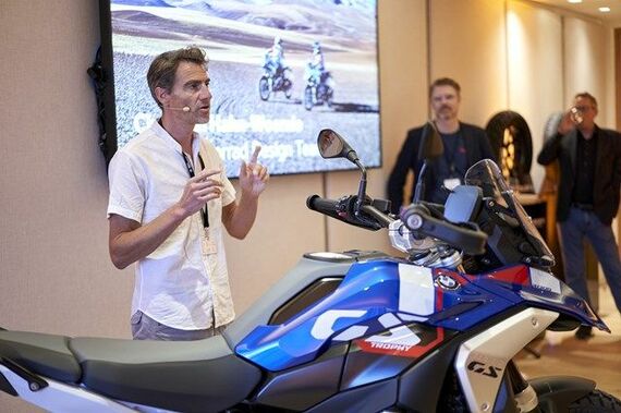 R1300GSの国際メディア試乗会がスペインで開催。テストライドに先立ちBMWの開発陣から技術説明が行われた