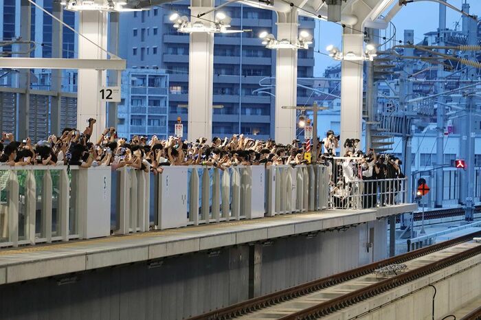 入場券での入場者は、一番列車の隣のホームから撮るしくみ