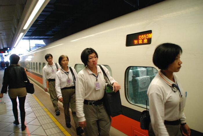 終着駅から清掃スタッフが乗り込む