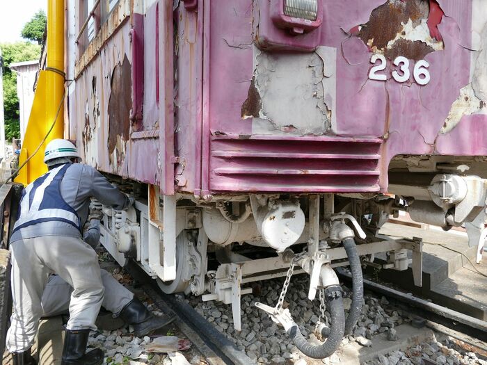 川口市の青木町公園からデハ230形を搬出する作業