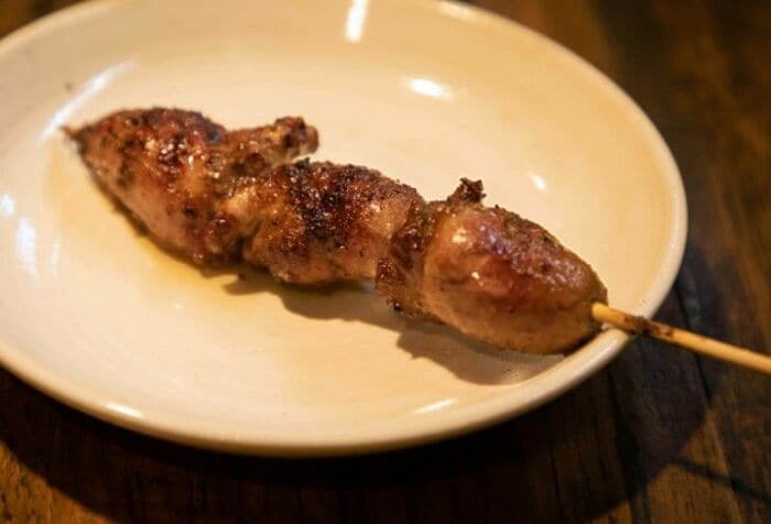 丸ハツ。頬張った瞬間にハツの豊かな旨味が口中に広がる。