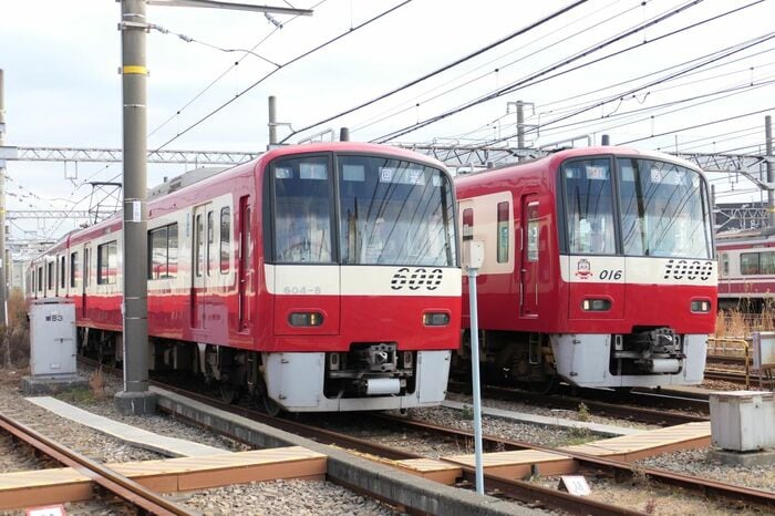先輩車両の600形（左）と1000形アルミ車