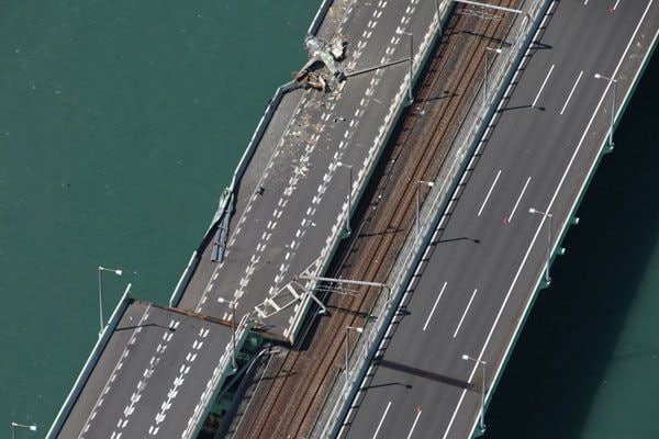 タンカーがぶつかって破損した連絡橋