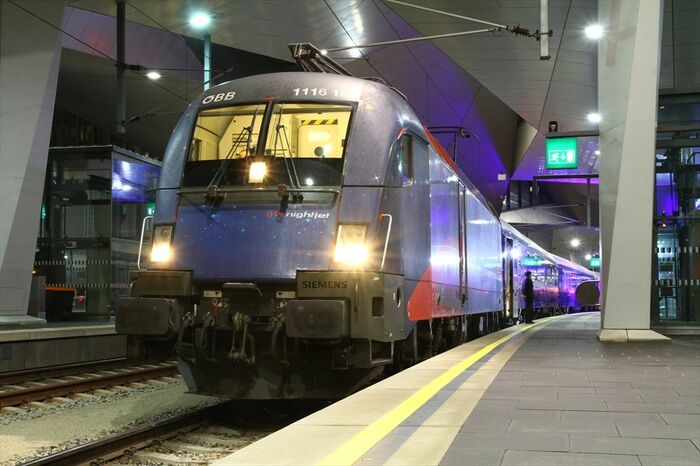 ウィーン中央駅で発車を待つパリ行きナイトジェット