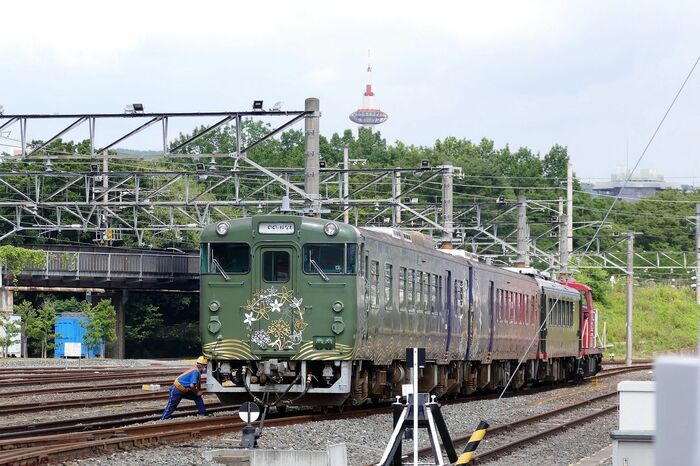 「〇〇のはなし」（手前2両）と「丹後くろまつ号」の入線