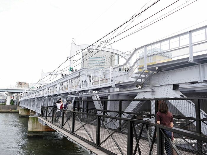 浅草側の入り口は橋の北側にある