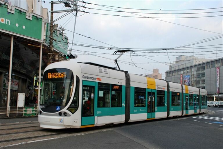 史上初､JR・路面電車｢車両デザイン交換｣なぜ実現 広島｢新駅ビル｣だけ